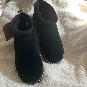 NWT Bearpaw black ankle boots, size 9